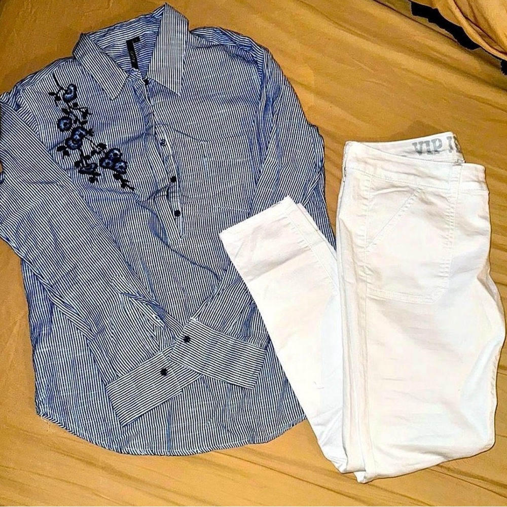 Bundle Deal WOMENS FLORAL SHIRT & WHITE PANTS Size L & 9/10 - NEW Condition Tee